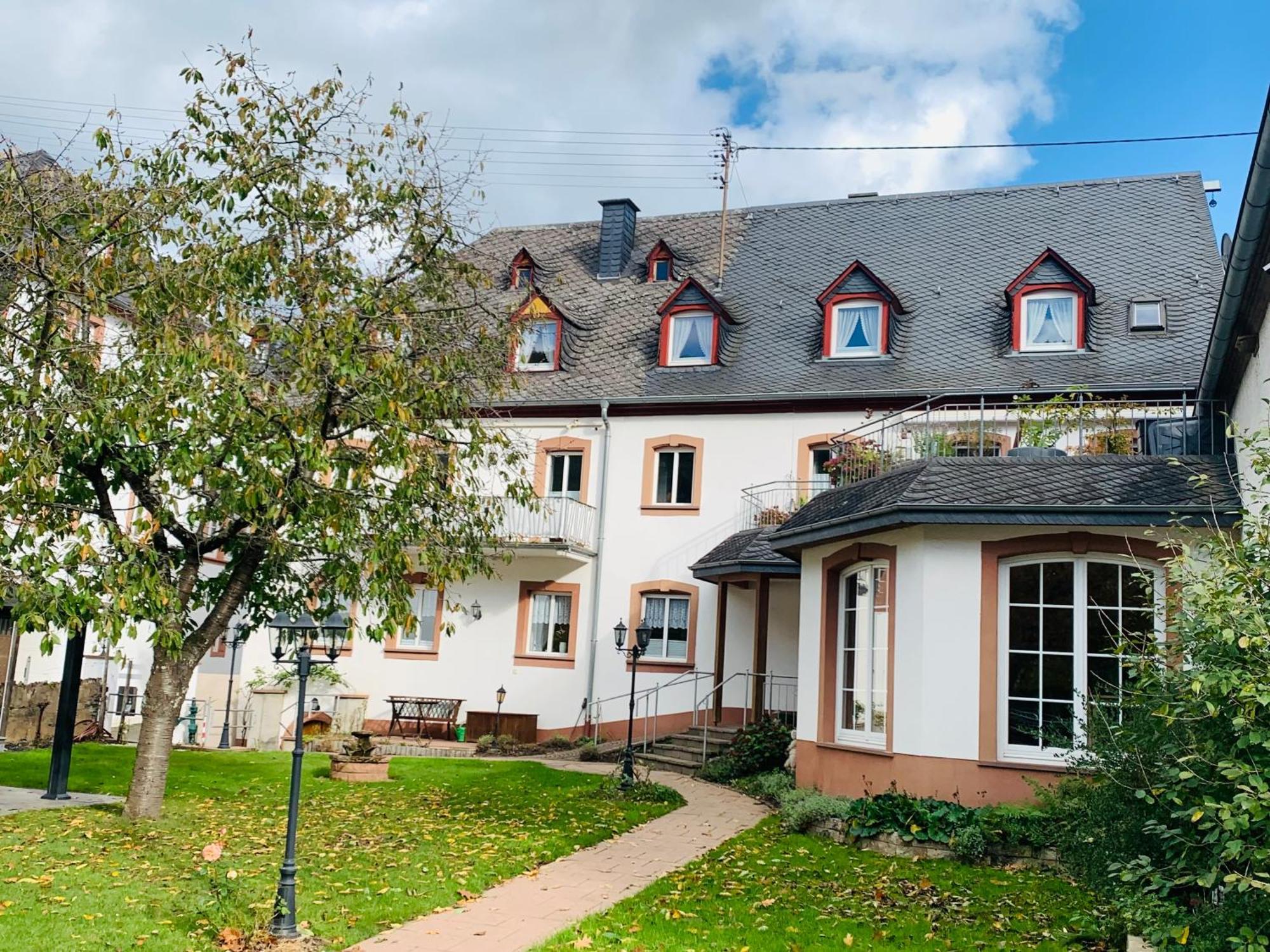 Отель Weinhof Michael Morbach Цельтинген-Рахтиг Экстерьер фото